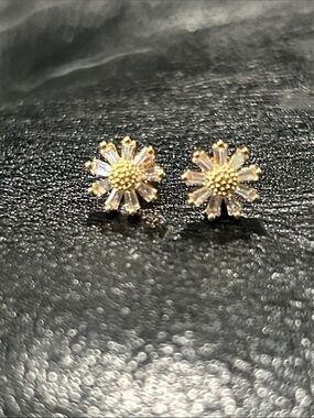 Gold Floral Daisy Stud Earrings - Women Jewelry